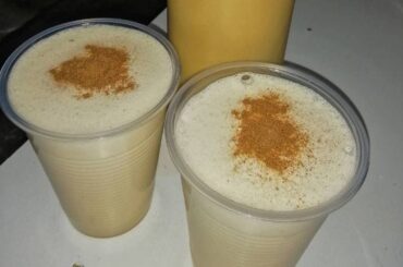 Chilean picoroco ponche served in a tall glass, topped with ground cinnamon.