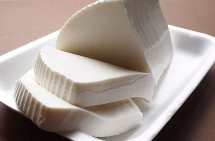 Chilean quesillo, a soft fresh cheese for the kuchen filling