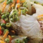 Deep plate of Chilean arvejado de rollizo, a sandperch fish stew with green peas and vegetables
