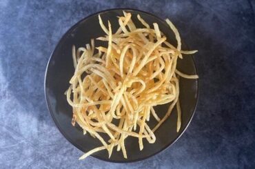 Freshly fried shoestring potatoes, crispy, sprinkled with sea salt and merken, ready to serve.