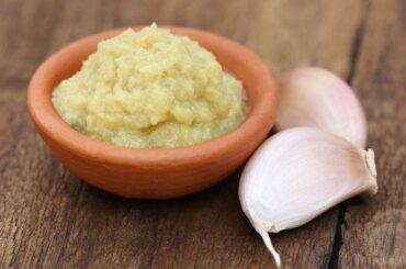 Creamy smoked Chilote garlic paste in a ceramic dish