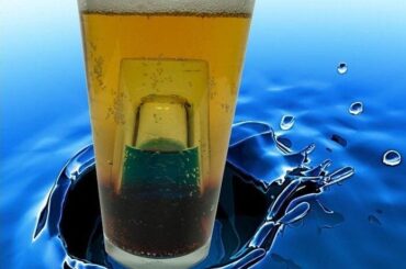 Chilean submarino cocktail, a mint liqueur shot glass sunk inside a tall glass of cold Pilsner beer.