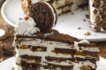 Chilean Tritón cookie cake with layers of whipped cream and chocolate sandwich cookies