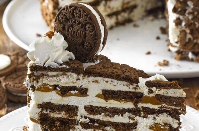 Chilean Tritón cookie cake with layers of whipped cream and chocolate sandwich cookies