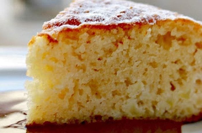 Chilean yogurt loaf cake dusted with powdered sugar