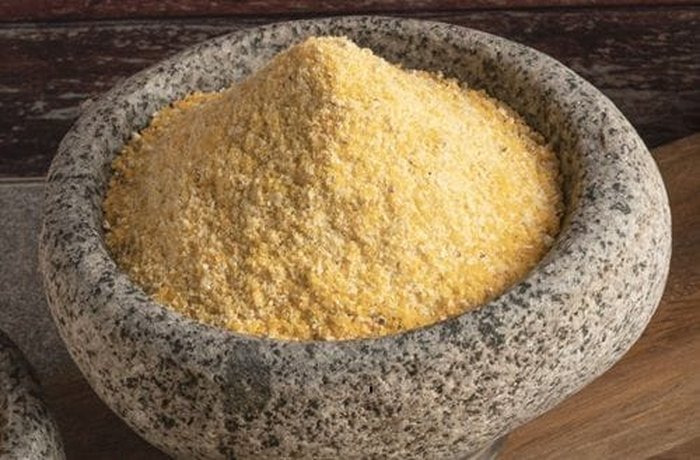 Chuchoca, coarsely ground dried corn, the main ingredient of the pie.