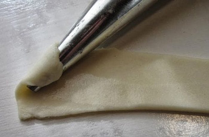 Metal conical pastry molds, the tool that gives Chilean cachitos their stepped horn shape