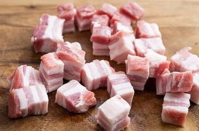 Pork belly cut into cubes, the essential fat for the juiciness of the longaniza.
