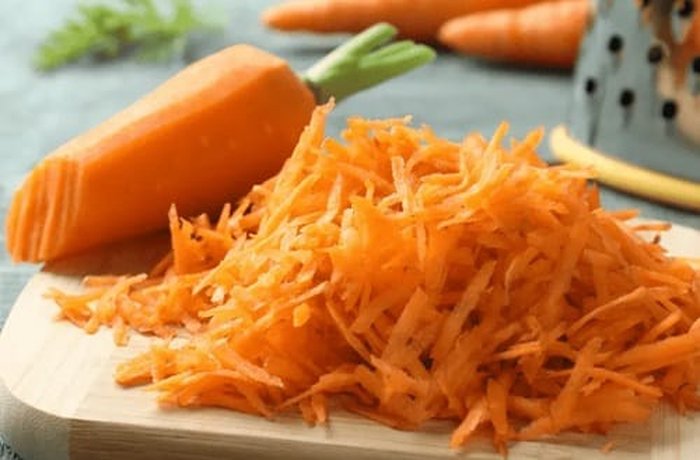 Finely grated carrot, the main ingredient of the Chilean carrot cake