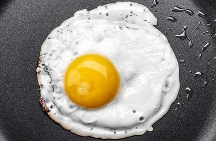 Fried egg with set white and runny yolk for arroz con huevo