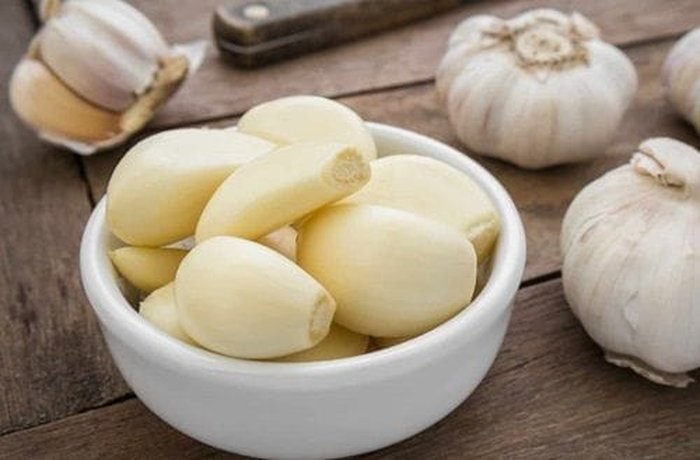 Peeled garlic cloves, used to flavor the sofrito base of the concones broth.