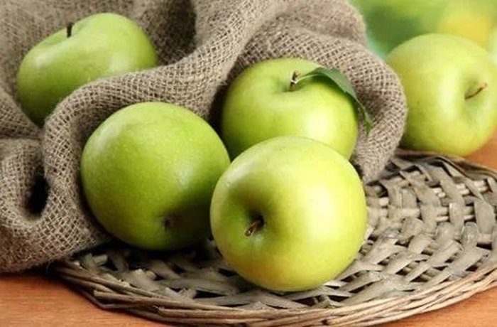 Crisp, tart Granny Smith apple, ideal for candy apples