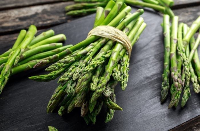 Fresh green asparagus for the baked reineta
