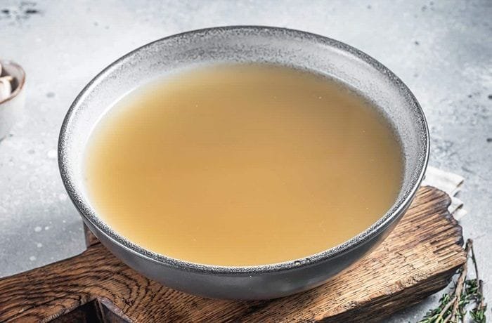 Homemade fish stock, the base of the seafood caldillo