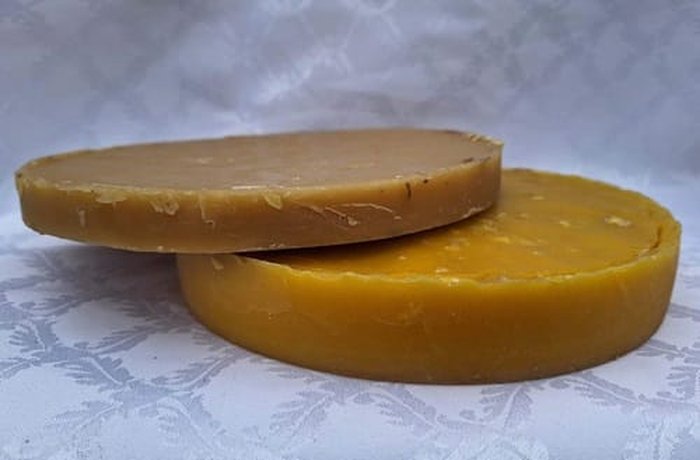 Freshly harvested beeswax cappings, the base for making artisanal chicha de cera
