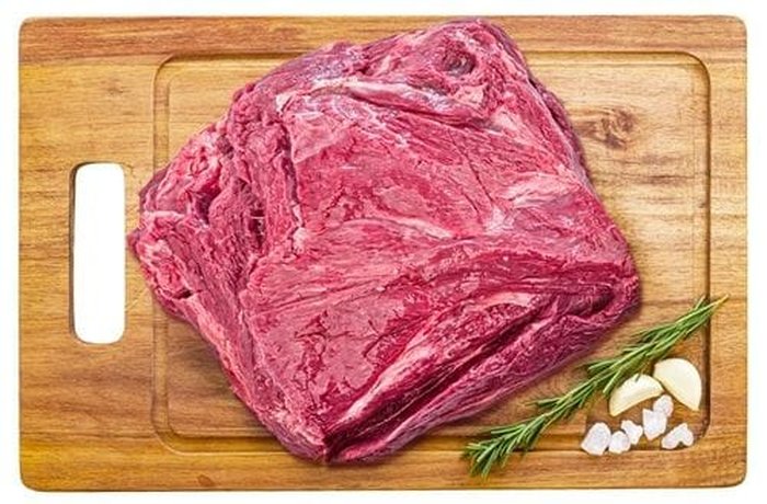 Fresh marbled huachalomo beef, ideal for slow cooking and puchero
