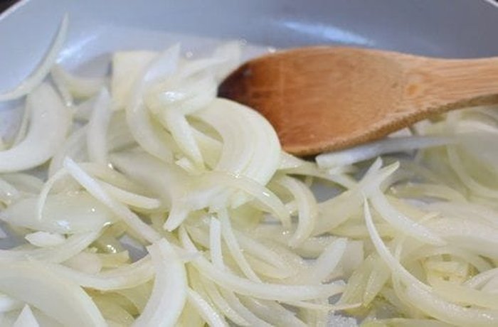 Onion cooking with the kidneys