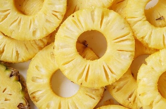 Pineapple rings for the Venezuelan upside-down cake