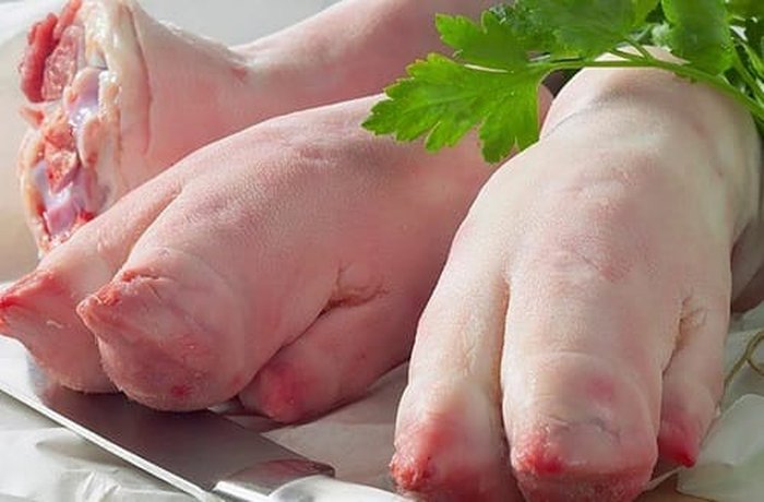Fresh, cleaned pig's feet, the base ingredient for extracting maximum collagen into the broth.