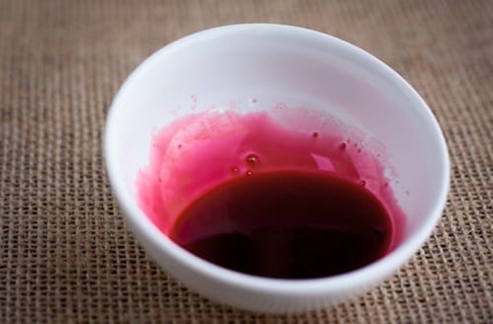 Red food coloring for the candy apple coating