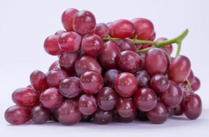 Fresh red country grapes, the base fruit used for making chicha de uva.