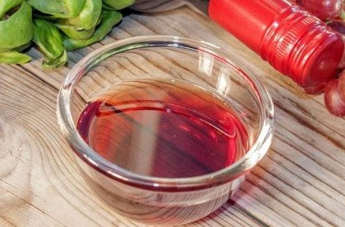 Red wine vinegar for the escabeche pickling liquid