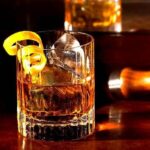 Rusty nail cocktail, known in Chile as clavo oxidado, served over ice in an old fashioned glass