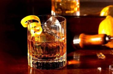 Rusty nail cocktail, known in Chile as clavo oxidado, served over ice in an old fashioned glass