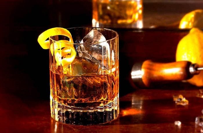 Rusty nail cocktail, known in Chile as clavo oxidado, served over ice in an old fashioned glass