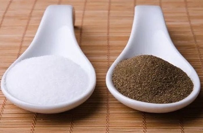 Salt and black pepper, the basic seasoning for huevos a la ostra.