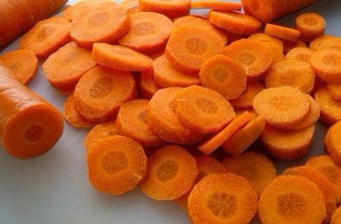 Sliced carrots and chopped onion, the aromatic vegetables for the braising liquid.
