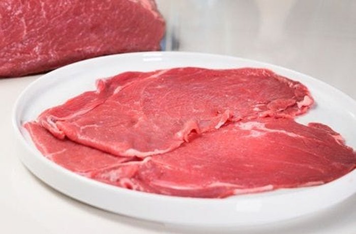Thin slices of posta rosada, the beef cut for escalopas