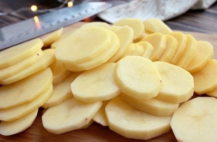 Thinly sliced potatoes for the Spanish omelette