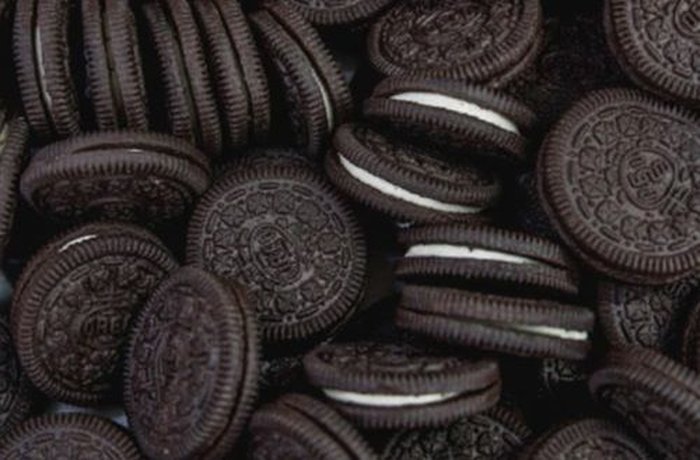 Tritón chocolate sandwich cookies with vanilla filling