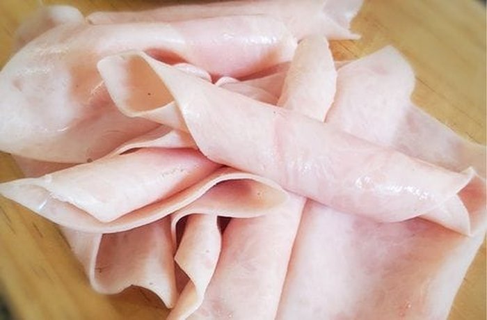 Turkey ham slices to dice for chaufán