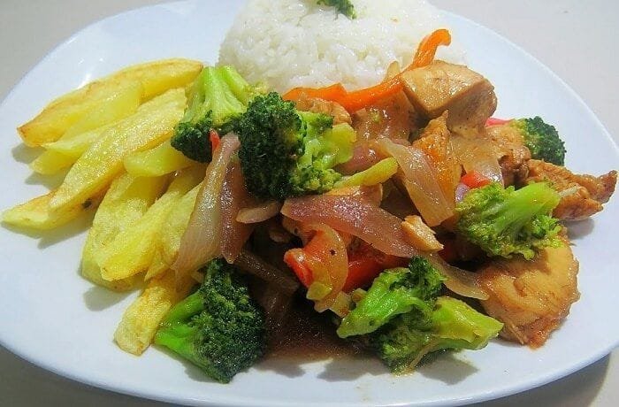 Chicken and broccoli stir fry, saltado de brócoli, in a skillet