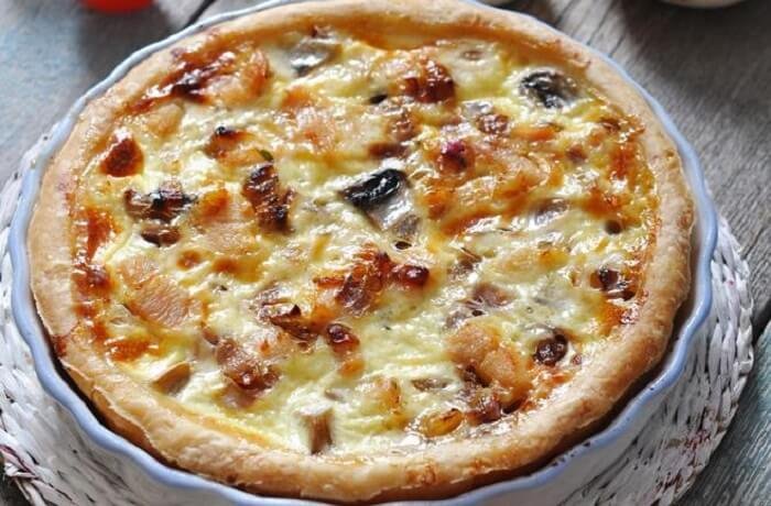 Chicken and vegetable quiche with a golden cheese topping