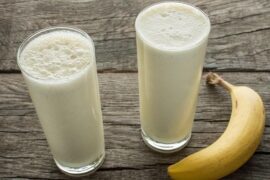 Chilean banana milk, leche con plátano, served cold in tall glasses