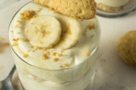 Chilean banana pudding with a golden meringue topping