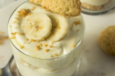 Chilean banana pudding with a golden meringue topping