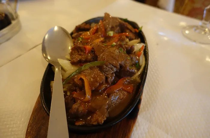Chilean beef chop suey with stir-fried vegetables and fluffy white rice, homemade Chinese-Chilean recipe