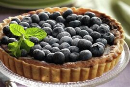 Chilean blueberry tart with powdered sugar