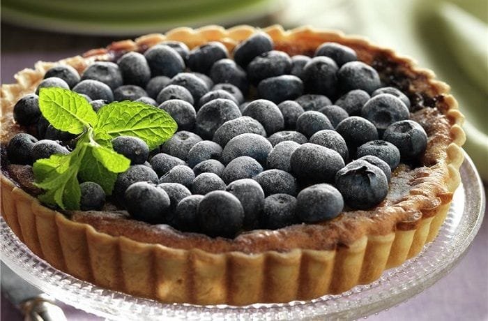Chilean blueberry tart with powdered sugar