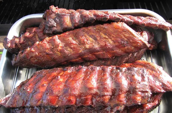 Oven-glazed Chilean Cantonese pork ribs cut between the bones, homemade Chinese-Chilean recipe