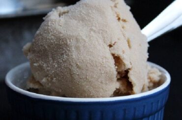 Chilean cola de mono ice cream scoops