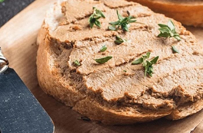 Chilean country pâté sliced with toast