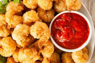 Crispy golden breaded shrimp served as an appetizer