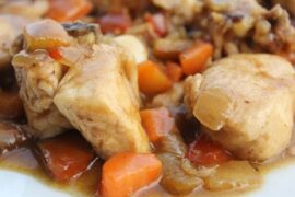 Chilean chicken braised in dark beer with vegetables