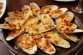 Chilean digüeñes and shellfish gratinated with parmesan in shells