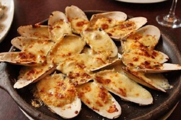 Chilean digüeñes and shellfish gratinated with parmesan in shells